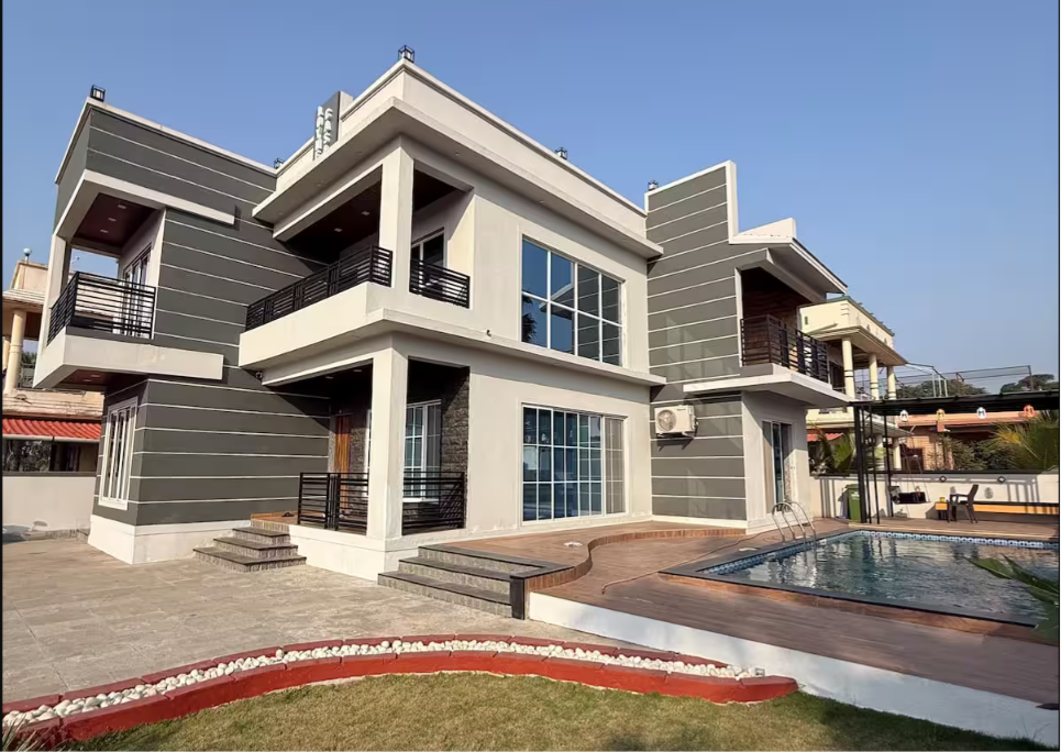 Art-Filled Bungalow in South Mumbai